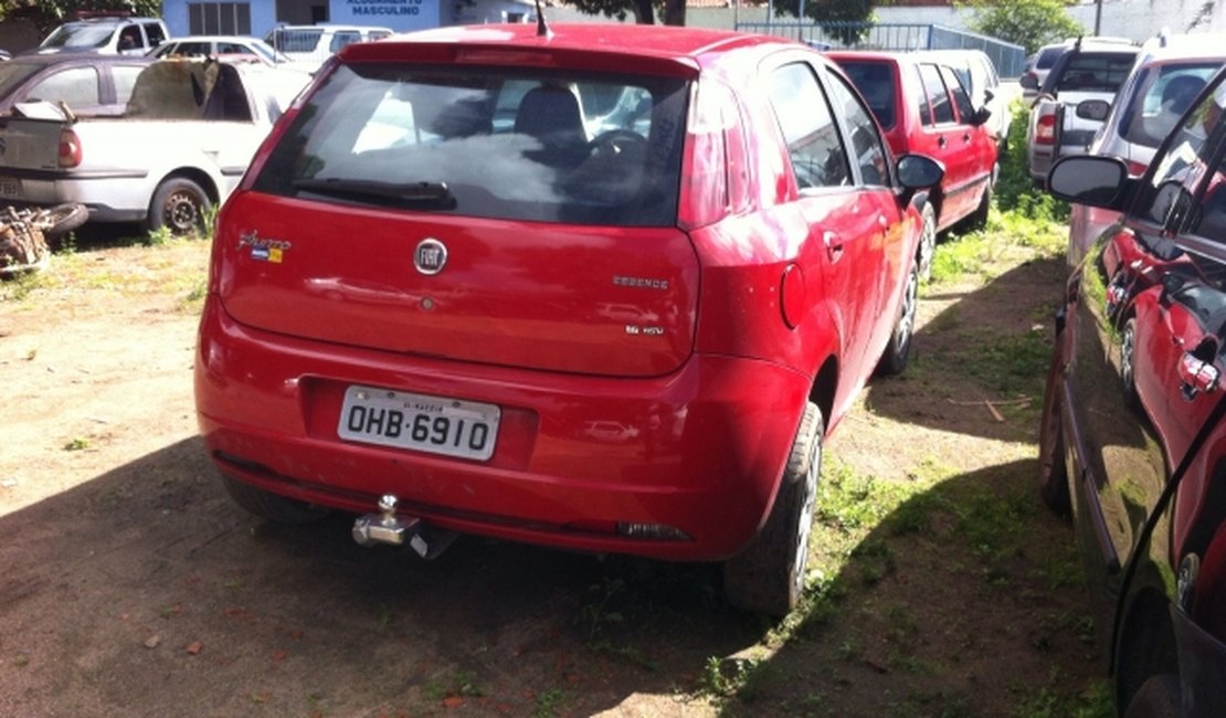 Carros roubados em Maceió são encontrados em um salão na zona rural de Arapiraca