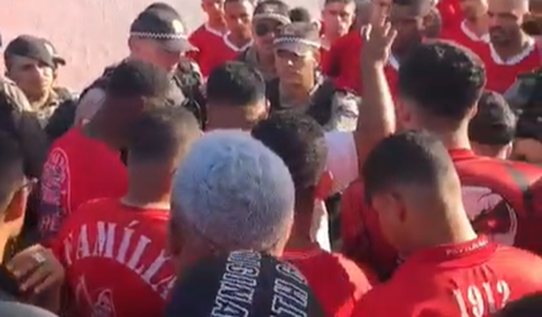 [Vídeo] Insatisfeitos, torcedores do CRB protestam no CT Ninho do Galo