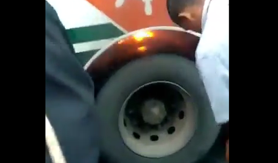 [Vídeo] Pneu de ônibus pega fogo e passageiros são evacuados em Maceió