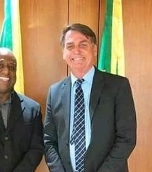 Padrinho de casamento de Flávio Bolsonaro ganha cargo no governo