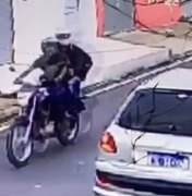 Homem sofre tentativa de assalto por dupla em moto enquanto pedalava