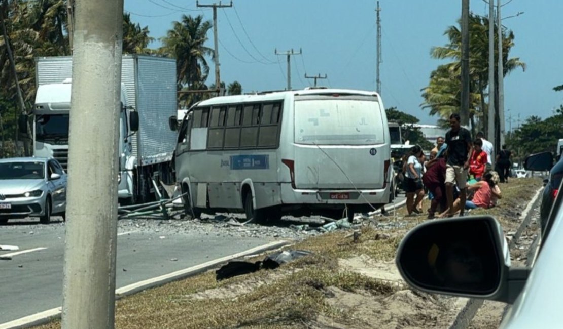 Grave acidente envolvendo micro-ônibus deixa diversos feridos na Av. Assis Chateaubriand