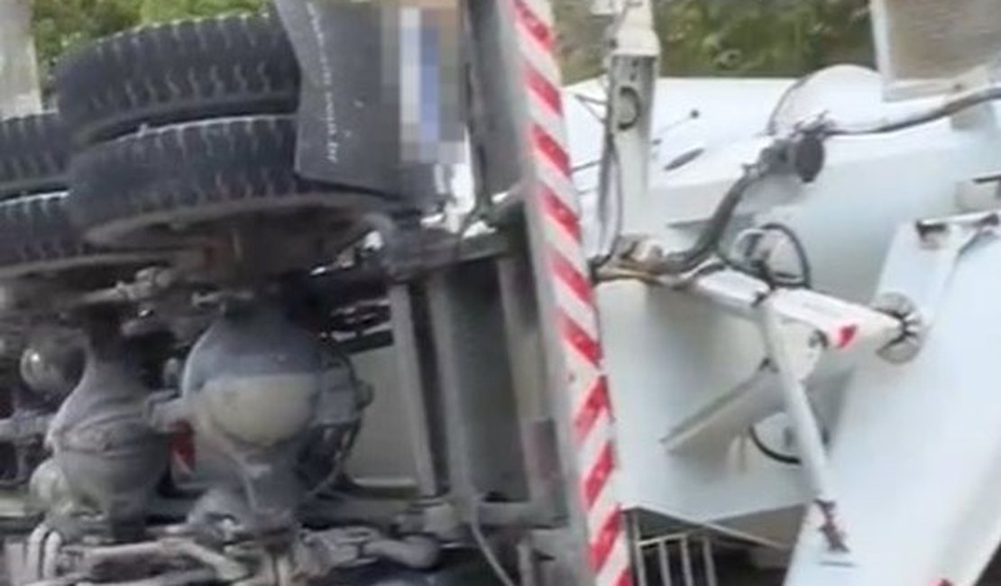 Caminhão betoneira tomba em trecho da Avenida Pierre Chalita, em Maceió