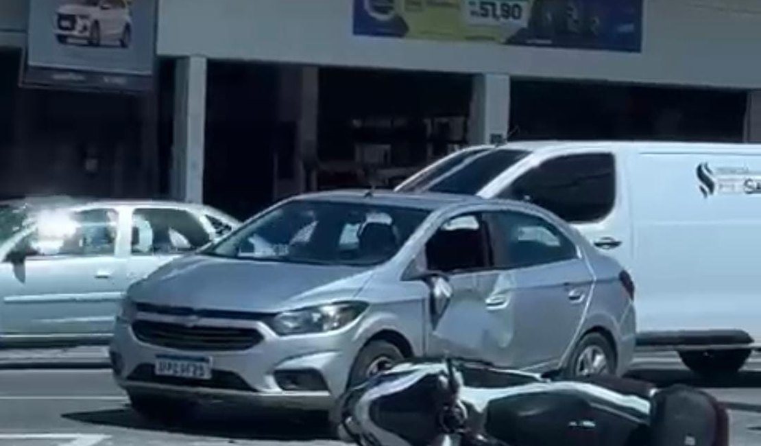 [Vídeo] Colisão entre carro e motocicleta é registrada próximo ao Parque Centenário