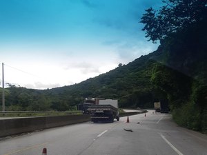 Pneu estoura e caminhão colide com mureta na BR-101 em Flexeiras