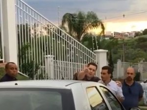 [Vídeo] Homem que ofendeu motoboy já atirou pedra em carro de vizinha