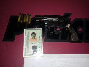 Jovem é preso com revólver durante abordagem policial