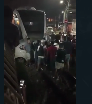 [Vídeo]Motorista tenta cruzar a linha férrea e carro colide em VLT na Cambona