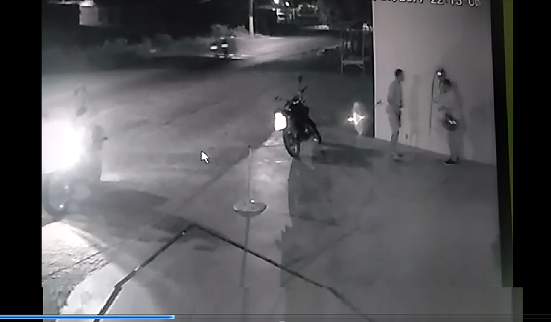 [Vídeo] Homem tem moto roubada dentro de posto de combustível em Arapiraca