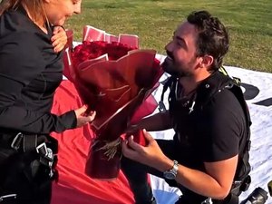 Fernando Zor pede Maiara em casamento antes de salto de paraquedas, em Dubai