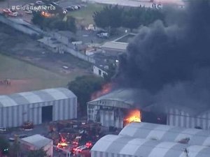 Incêndio atinge barracões de escolas de samba em São Paulo