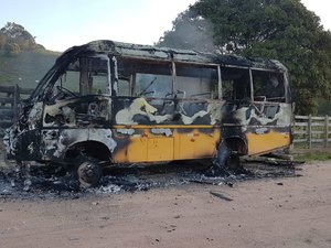 Micro-ônibus da Prefeitura de Maragogi pega fogo na zona rural do município