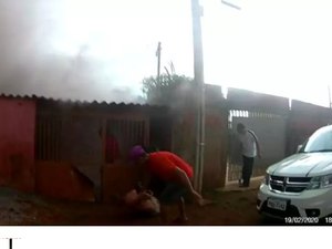 [Vídeo] Homem surta e põe fogo em casa 