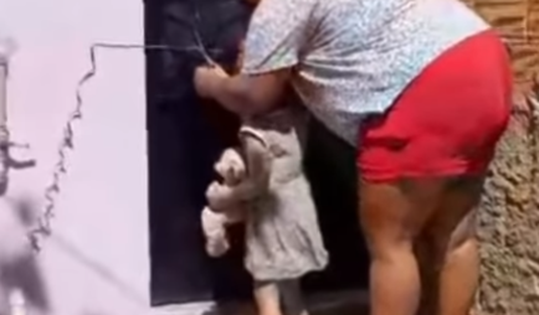 Mulher viraliza ao mostrar inauguração de pequeno salão de beleza no interior do Maranhão