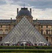 Ladrões invadem museu do Louvre e roubam joias de Napoleão