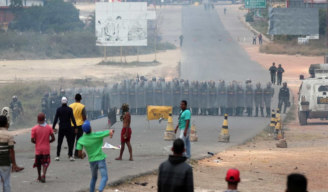 Militares venezuelanos voltam a atacar manifestantes do lado do Brasil