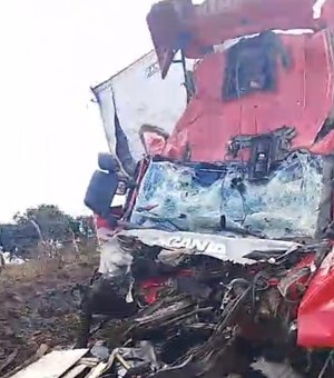 Colisão entre dois caminhões de carga deixa uma pessoa morta na BR-101