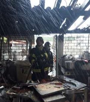 Incêndio em cozinha de buffet deixa duas pessoas feridas em Penedo