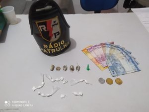 Jovem de 21 anos e adolescente de 17 são flagrados com drogas, durante abordagem policial