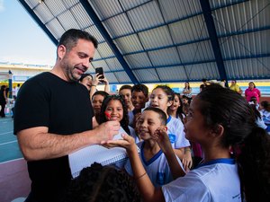 Governador entrega reforma de escola no Dique Estrada