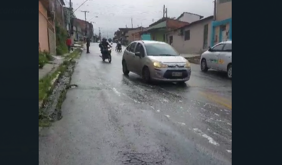 [Vídeo] Óleo na pista provoca queda de motociclistas no bairro do Jacintinho