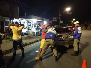 Lei Seca aborda 438 veículos e retira de circulação cinco condutores por alcoolemia