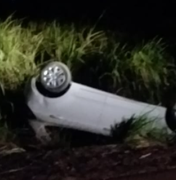 Motorista cai em vala à margem de rodovia e capota carro em Arapiraca