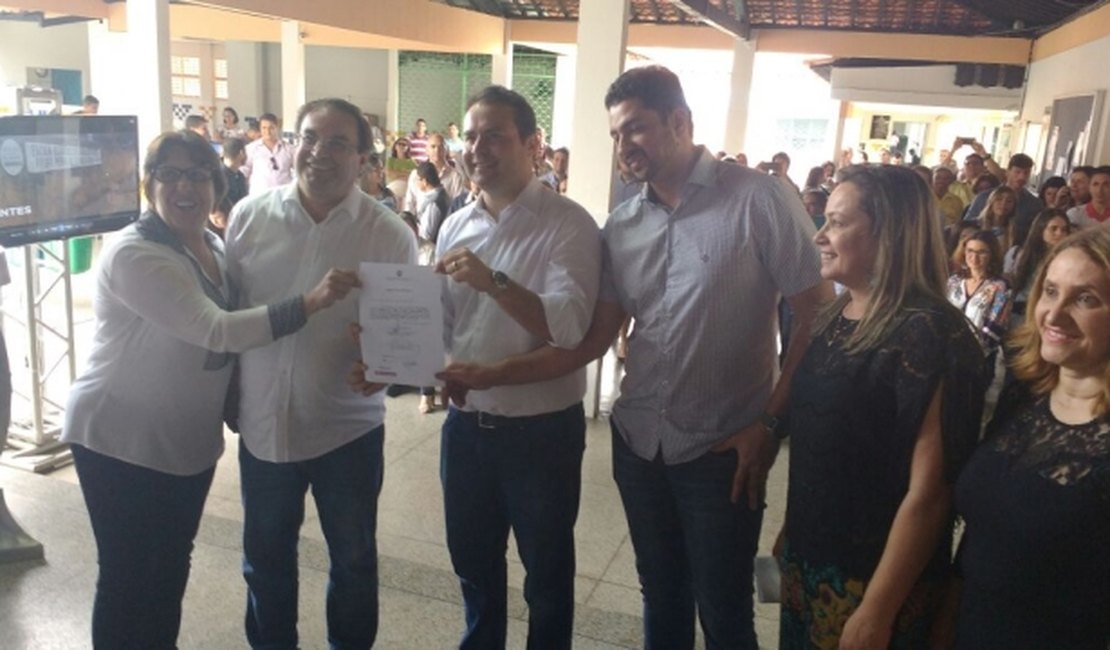 Renan Filho entrega escolas reformadas e  duplicação da AL-110 será no 2º semestre