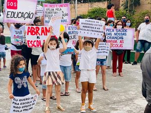 Protesto de pais e alunos pede retomada de aulas presenciais em Maceió