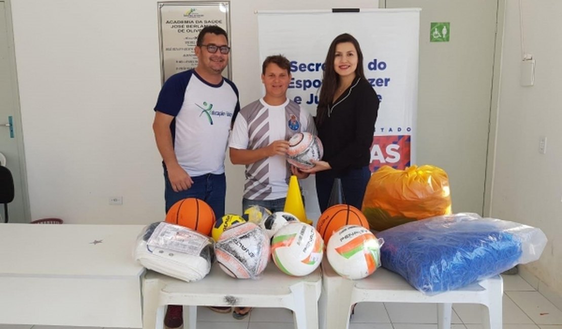 Selaj entrega kit de material esportivo em Porto Real Colégio