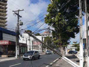 Poste ameaça cair e deixa vizinhança assustada na região central de Maceió