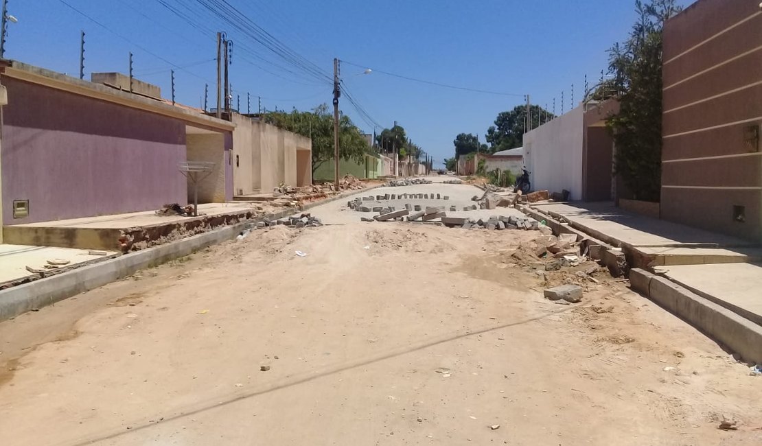 Obras de pavimentação estão paradas em área verde de Arapiraca