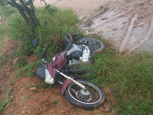 Moto furtada é encontrada abandonada no Sítio Fernandes