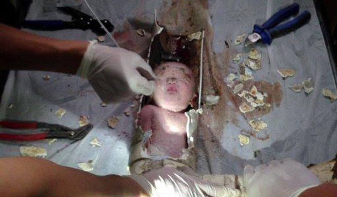 Bebê é resgatado dentro de tubulação de esgoto na China