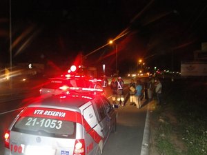 Vítimas resolvem perseguir assaltantes e bandidos atiram contra veículo