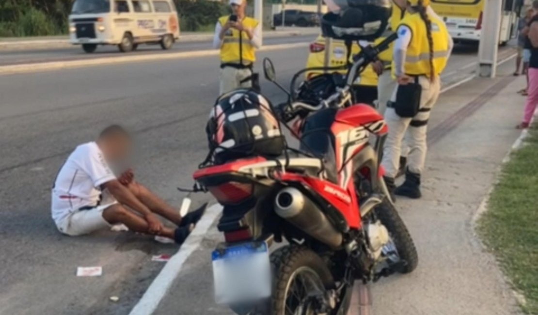 Motociclista cai e fica ferido ao bater contra lateral de ônibus na AL-101 Norte