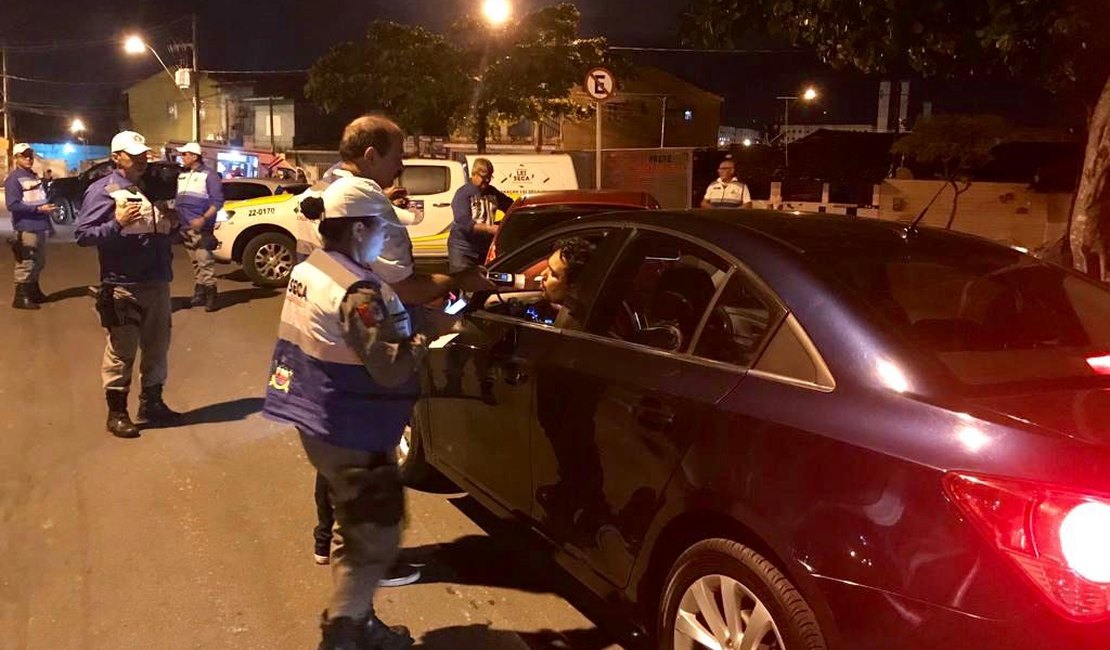 Lei Seca prende condutor embriagado e recolhe duas CNH's em Maceió