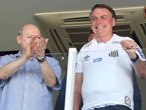 Bolsonaro veste a camisa do Santos em clássico contra o São Paulo
