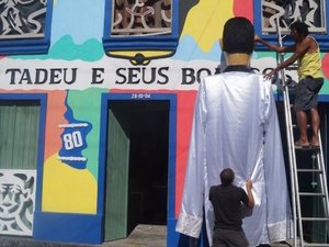 Artesão de Penedo produz maior boneco de carnaval do país