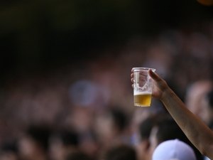 Projeto pode liberar bebidas alcoólicas em estádios