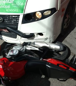 Colisão entre micro-ônibus e moto deixa dois feridos em Maceió