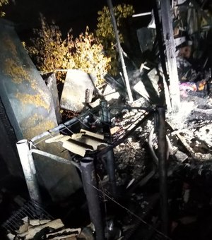 Casa pega fogo e bombeiros controlam chamas na Av. Senador Rui Palmeira