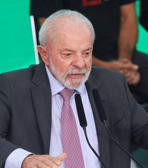 Lula diz que quem ganha R$ 8 mil 'não é miserável, mas é quase pobre'