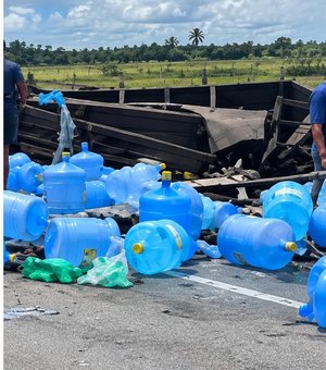 Caminhão com garrafões de água e refrigerantes tomba na BR-316, em Pilar