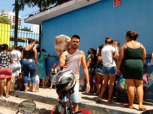 Distribuição de cestas básicas forma longa fila no bairro da Mangabeiras