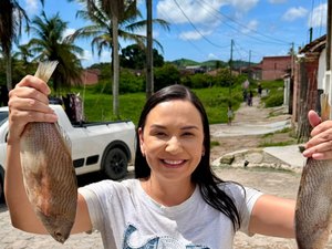 Fernanda Cavalcanti leva entrega de peixe aos moradores do Passo de Camaragibe
