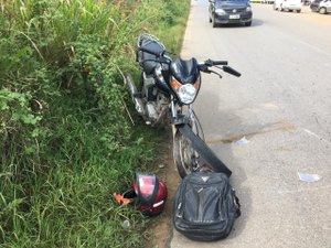 [Vídeo] Após susto motociclista freia bruscamente e provoca acidente, em Arapiraca
