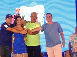 Milhares de foliões foram  às ruas na abertura do CarnaLaje, o maior carnaval de Alagoas