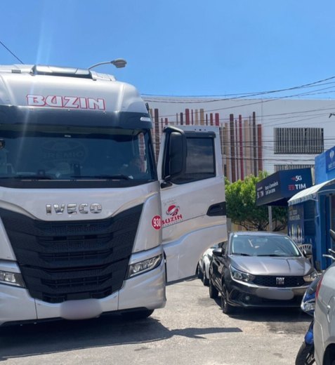 [Vídeo] Caminhão fica preso em rua estreita da Jatiúca e compromete trânsito por mais de uma hora