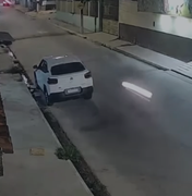 [Vídeo] Motociclista perde controle ao passar por quebra-molas, cai e fica ferido em Arapiraca